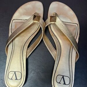 Valentino color Gold